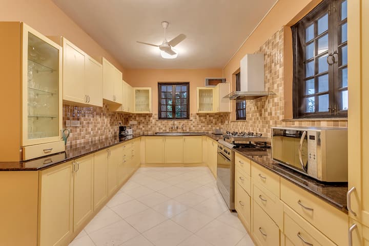 Full kitchen image 1