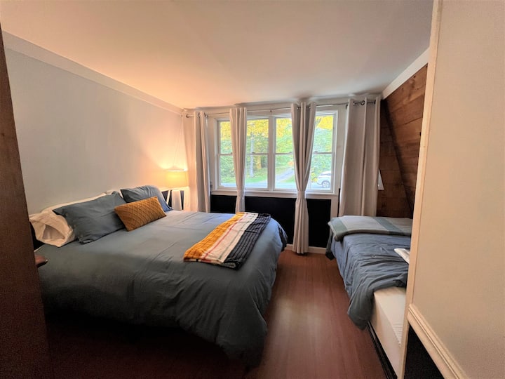 Segundo dormitorio: cama queen + cama individual. Capacidad para 3 personas.