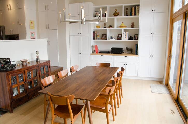 Bright Victorian Home in Roncesvalles Village gallery image 3