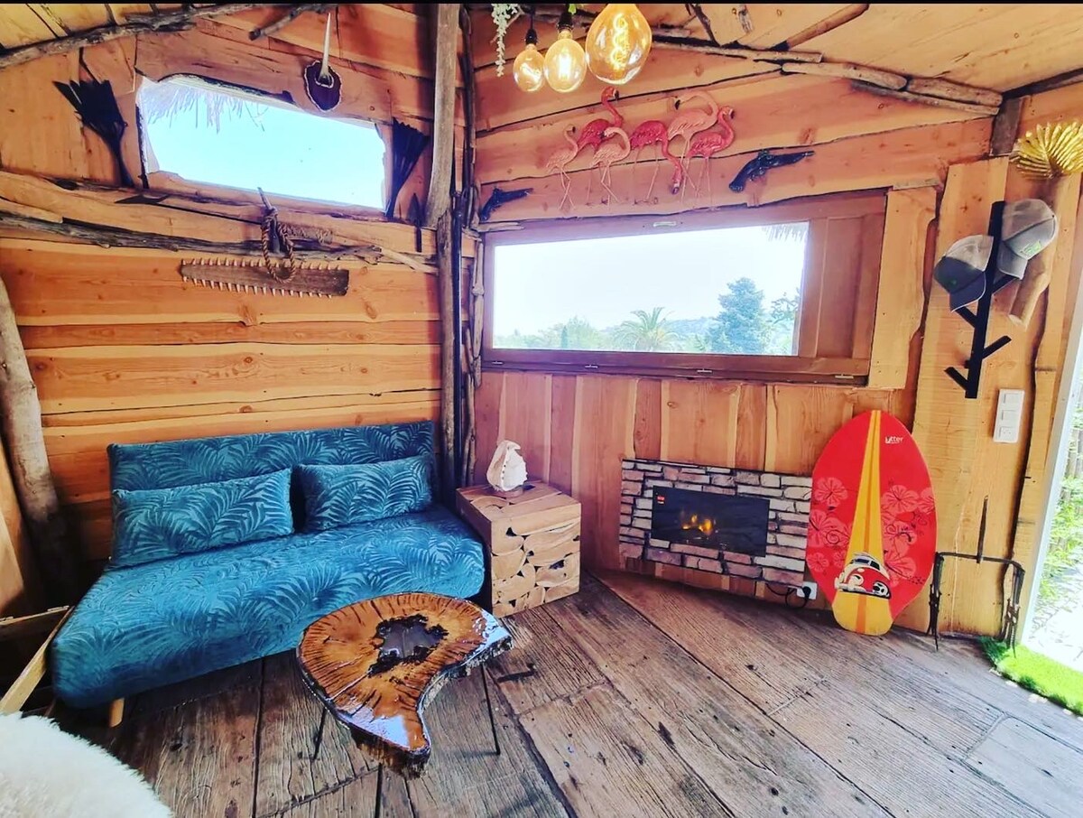 Propriété Airbnb réussie: Charming treehouse with hot tub à Cavalaire Sur Mer