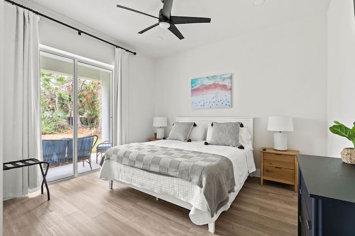 Chambre 2 avec lit King Size, patio coulissant vers arrière, grand placard et télévision connectée murale