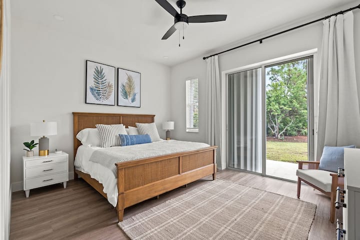 Chambre 1 avec lit King Size, grands placards doubles et sa propre salle de bain privée entièrement rénovée, télévision à écran plat mural avec câble.