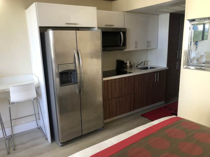 Beachfront Studio With Heated Pool And Beach - Sunny Isles Beach, FL