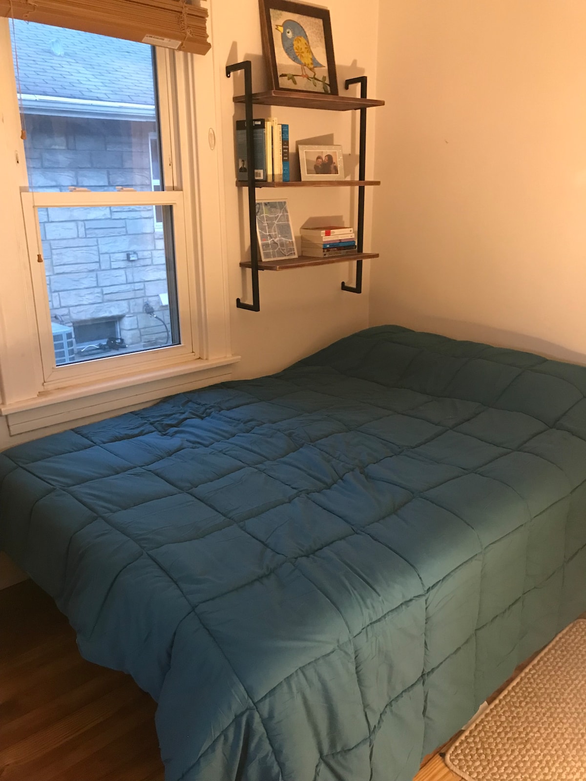 سرير مزدوج في غرفة النوم الأمامية. غرفة كافية لمرتبة هوائية مزدوجة أيضًا. 