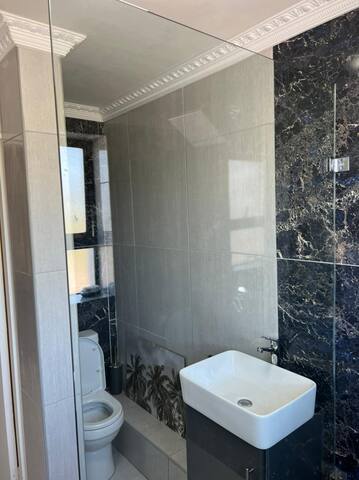 Lovely 2bedroom apartment, WiFi Netflix . gallery image 5