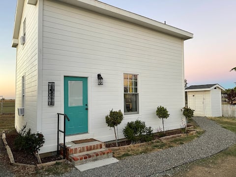 Country Cottage With Sweeping Sunset Views