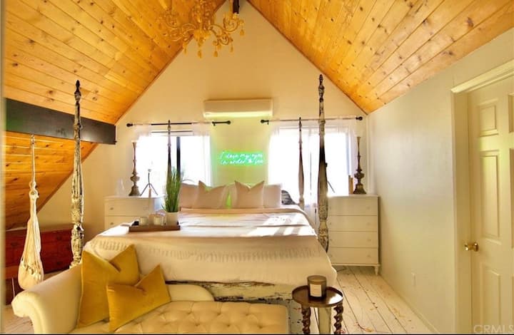 Beautiful large king size master bedroom at the top of the A-frame. Private bathroom, new mattress, luxe linens. 