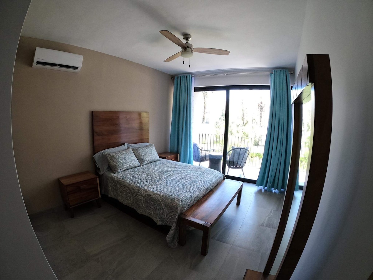 Deuxième chambre avec lit Queen Size et balcon privé 