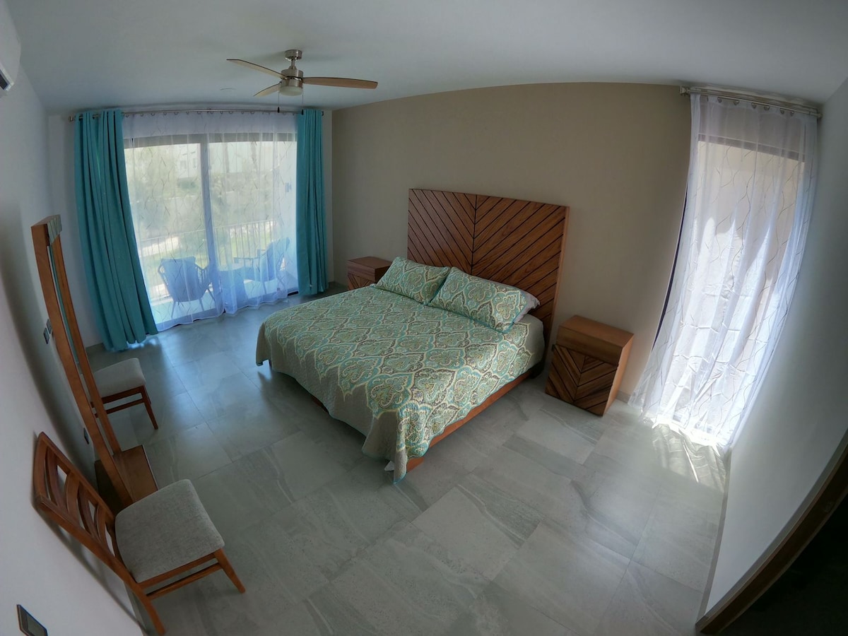 Chambre principale avec lit King Size et terrasse privée