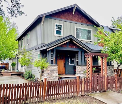 Charming 3BR 2.5B Retreat in the Heart of Sisters