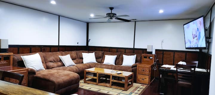 غرفة معيشة واسعة ومريحة