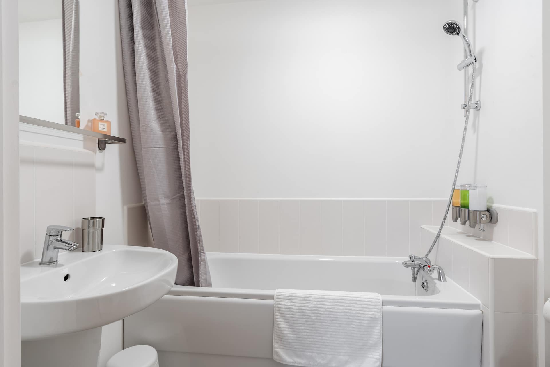 Lovely Modern 2 Bed City Centre Apartment with FREE parking - Double or Twin Beds Available — photo 5