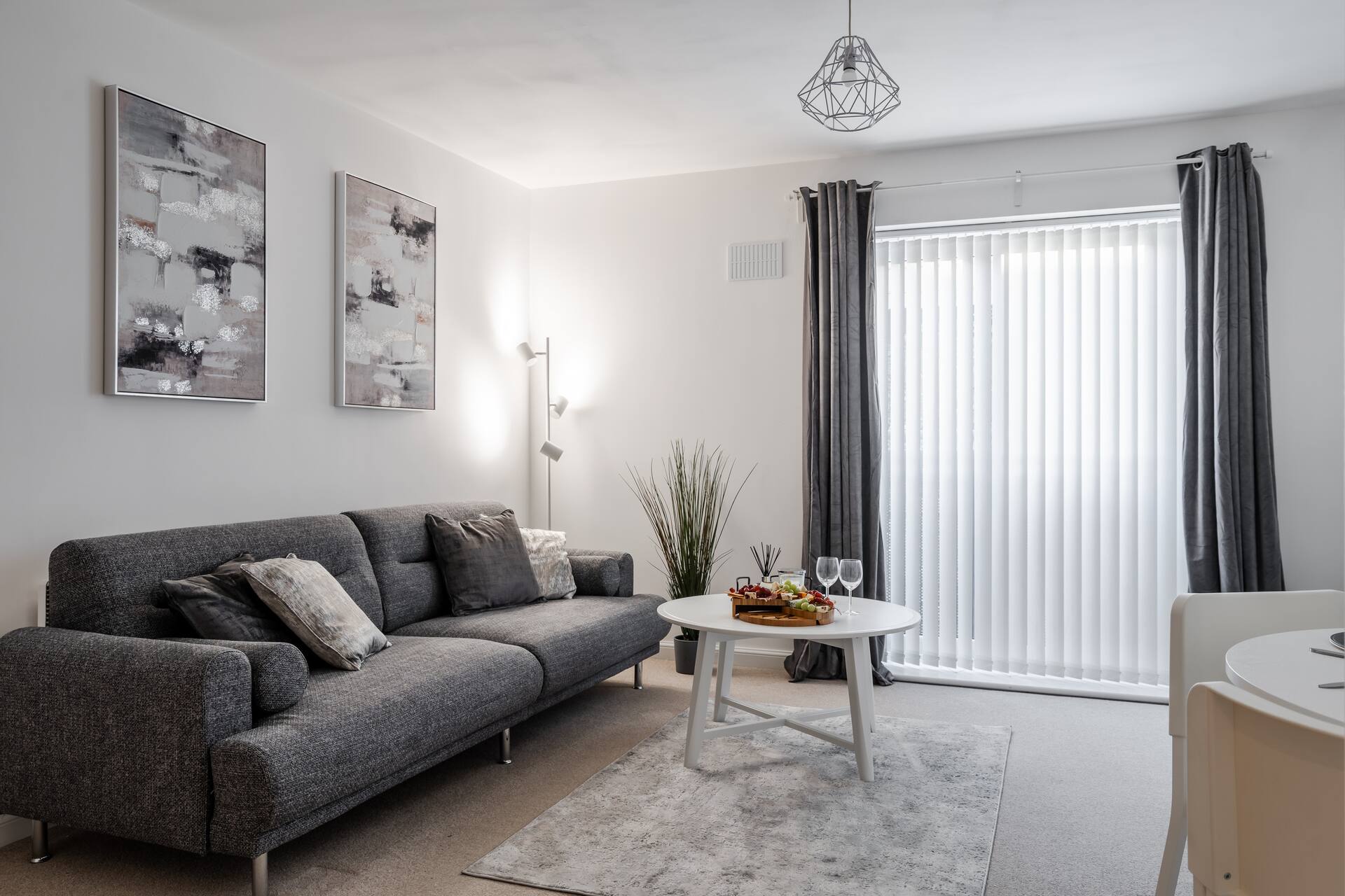 Lovely Modern 2 Bed City Centre Apartment with FREE parking - Double or Twin Beds Available