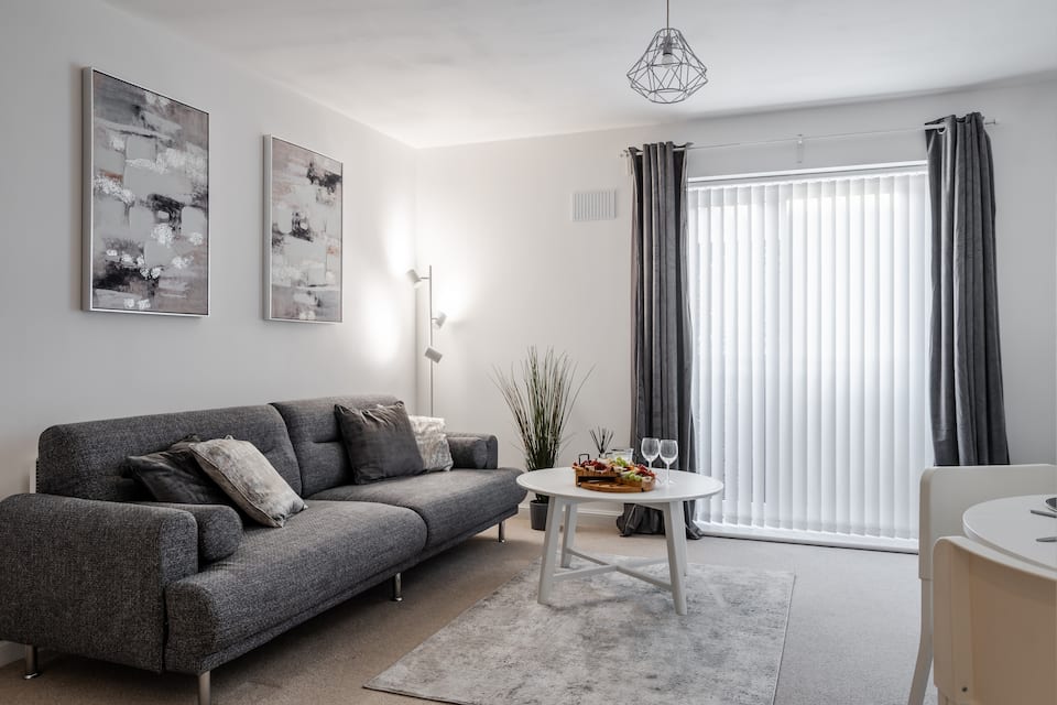 Lovely Modern 2 Bed City Centre Apartment with FREE parking - Double or Twin Beds Available — photo 1