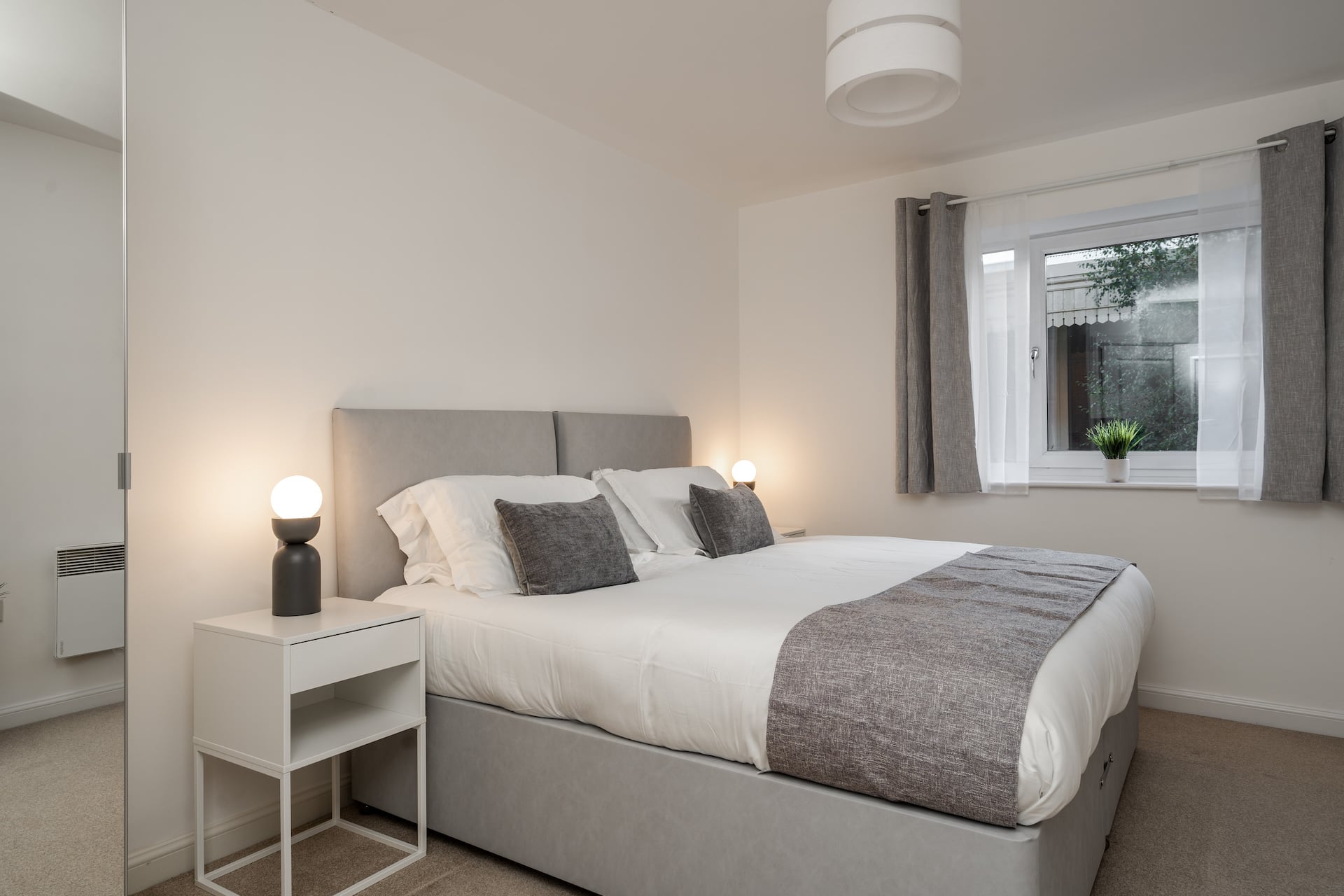 Lovely Modern 2 Bed City Centre Apartment with FREE parking - Double or Twin Beds Available — photo 3