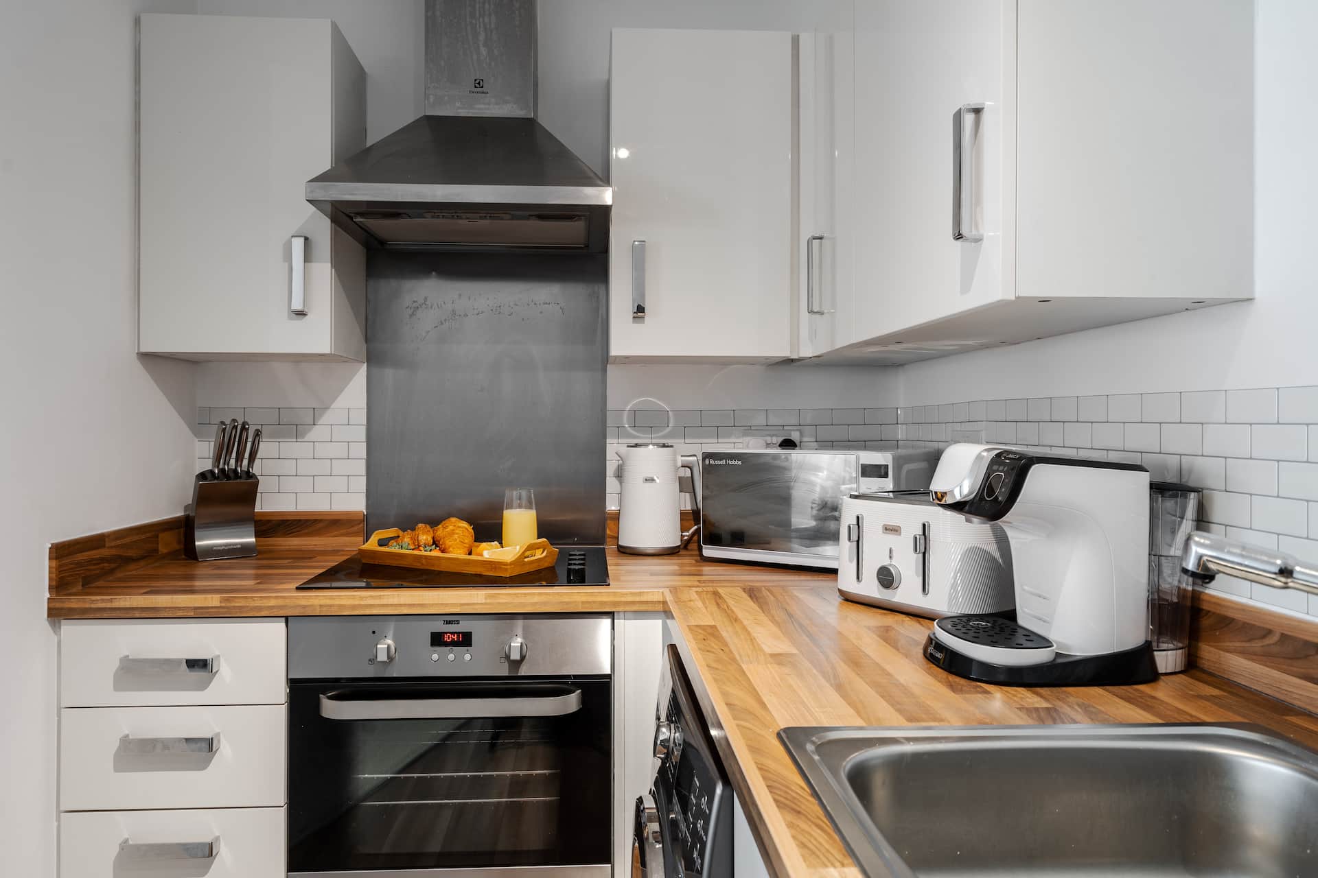 Lovely Modern 2 Bed City Centre Apartment with FREE parking - Double or Twin Beds Available — photo 2