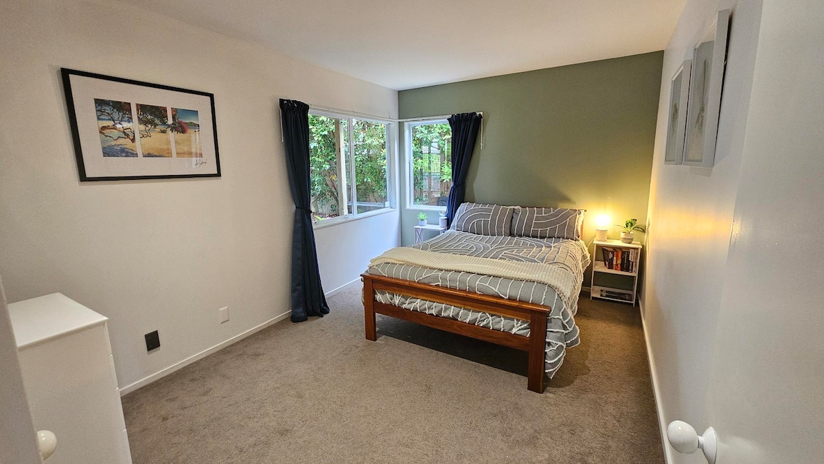 房客宽敞的双人卧室。
提供所有床上用品、毛巾、加热器、风扇、抽屉、橱柜