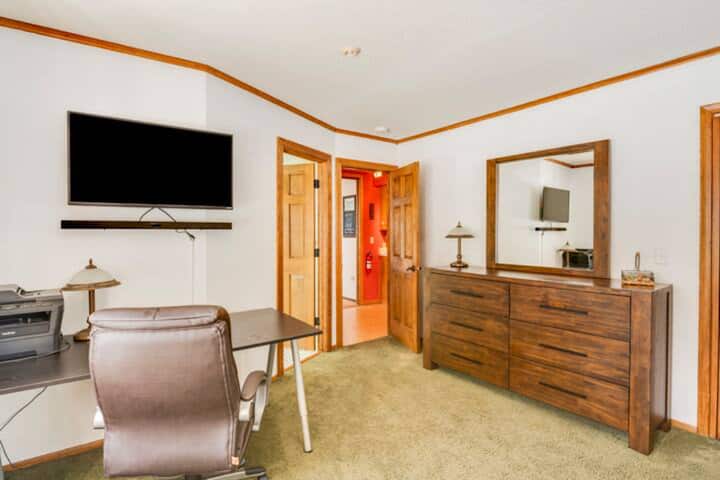 In suite desk, TV and Bluetooth Soundbar.   Plus plenty of space to unpack for a long stay.