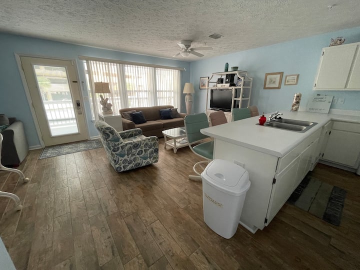 Secluded Location Short Walk To Beach Must Be 25 - Panama City Beach, FL