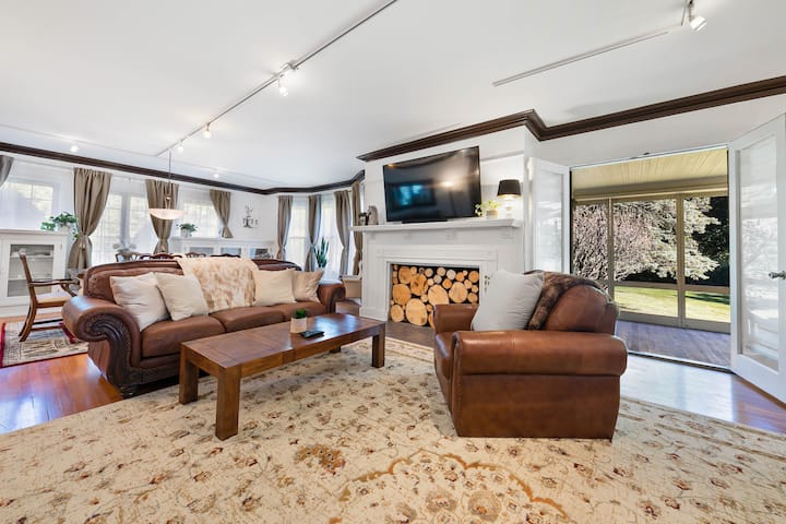 - King Bed - Massive Yard - Fully-Equipped Condo -