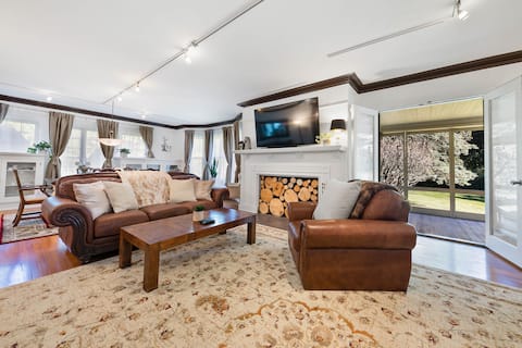 - King Bed - Massive Yard - Fully-Equipped Condo -