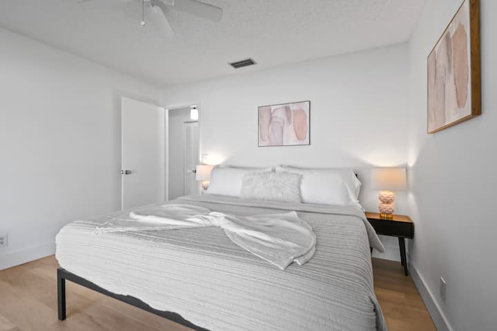 Chumba cha 3 cha kulala kina kitanda cha ukubwa wa kifalme kilicho na godoro jipya kabisa na kabati la kuingia.  Pia inajumuisha Televisheni mahiri na Hulu.  Furahia mwonekano kutoka kitandani au uende kwenye lanai kupitia milango ya glasi inayoteleza. 