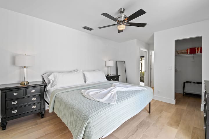 Chumba cha kulala cha msingi kilicho na kabati la kuingia na Televisheni mahiri.  Kitanda cha ukubwa wa kifalme ni kipya kabisa. Hulu imejumuishwa kwenye vituo vya televisheni vya eneo husika na vya moja kwa moja. 