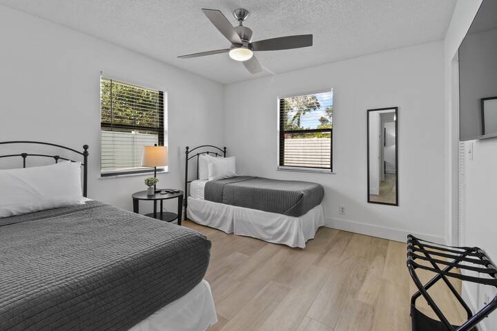 Chumba cha 4 cha kulala kina vitanda viwili vya ukubwa viwili vilivyo na kabati la kuingia.  Pia ina Smart TV na Hulu imejumuishwa.  