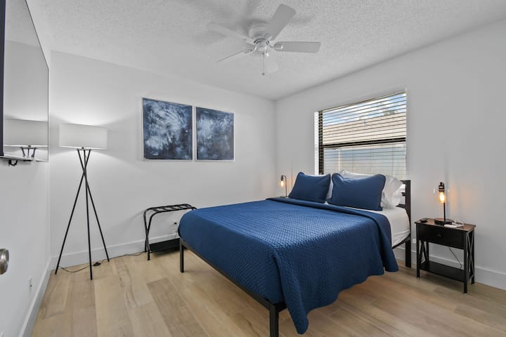 Kitanda cha ukubwa wa Malkia katika chumba cha kulala cha pili.  Pia, Televisheni mahiri na Hulu zimejumuishwa.  Godoro ni jipya kabisa.  