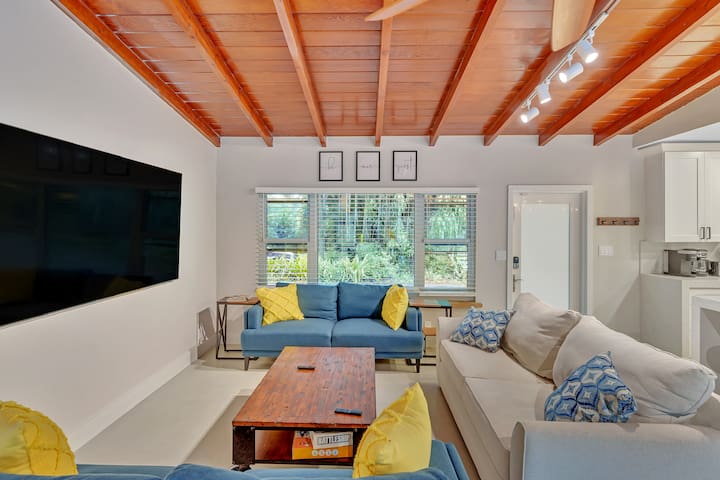 Large 3 bedroom heated pool large Yard gallery image 5