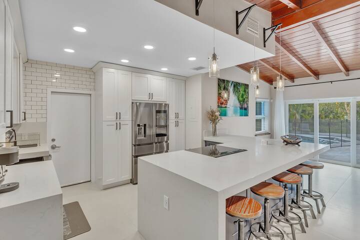 Large 3 bedroom heated pool large Yard gallery image 3