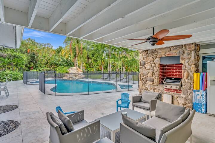 Large 3 bedroom heated pool large Yard gallery image 4