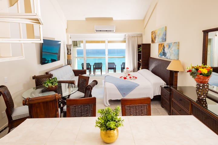 Beachfront Penthouse! Walk To Nightlife! - Cancún