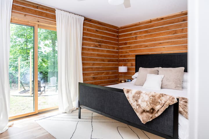 غرفة نوم بسرير بحجم كبير بمرتبة من الإسفنج المرن. 