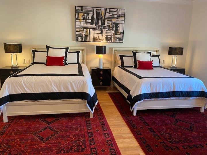 La Stanza di Milano (ห้องมิลาน) เป็นห้องสวีทร่วมสมัยพร้อมเตียงควีนไซส์ 2 หลังและฟูกนอน  ห้องสวีทนี้มีห้องน้ำเต็มรูปแบบพร้อมหินโมเสคและห้องออกกำลังกายพร้อมใช้งาน