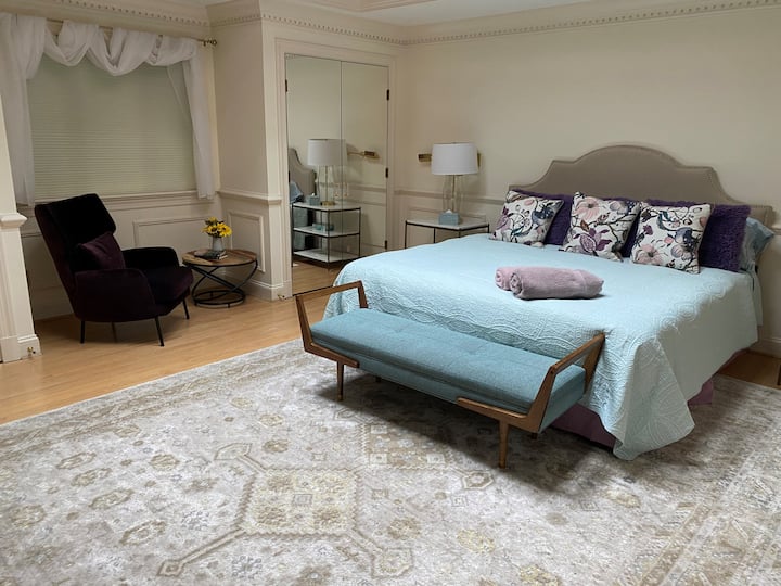 ห้องทัสคานีอยู่ที่ชั้นแรกด้วย  ห้องพักนี้กว้างขวางพร้อมตู้เสื้อผ้าและมุมอ่านหนังสือของเขาและของเธอ  มีห้องน้ำในตัว