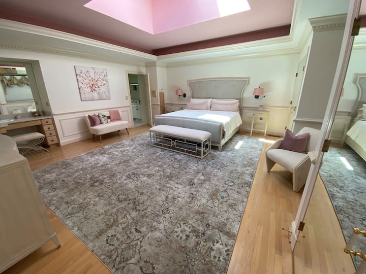 La Sala Venezia (ห้องเวนิส) เป็นห้องนอนหลักในบ้าน  อยู่ที่ชั้น 1 และมีเตียงขนาดคิงไซส์ที่นอน Saatva ผ้าห่มและเครื่องนอนคุณภาพสูงสุด  นอกจากนี้ยังมีโต๊ะเครื่องแป้งในห้องพักพร้อมอ่างล้างหน้าและมุมอ่านหนังสือ 