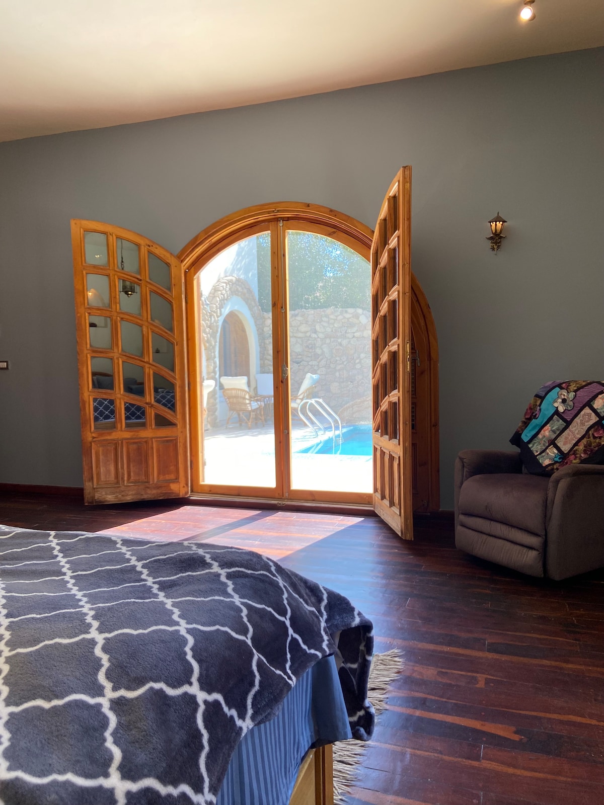 La vista y el acceso a la piscina y al jardín desde la suite principal