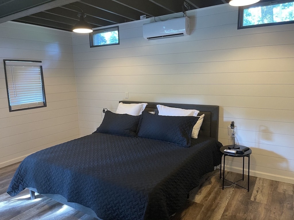 Брачен кревет (широк 150-179 см) во приватна соба, со пристап од надвор од куќата 