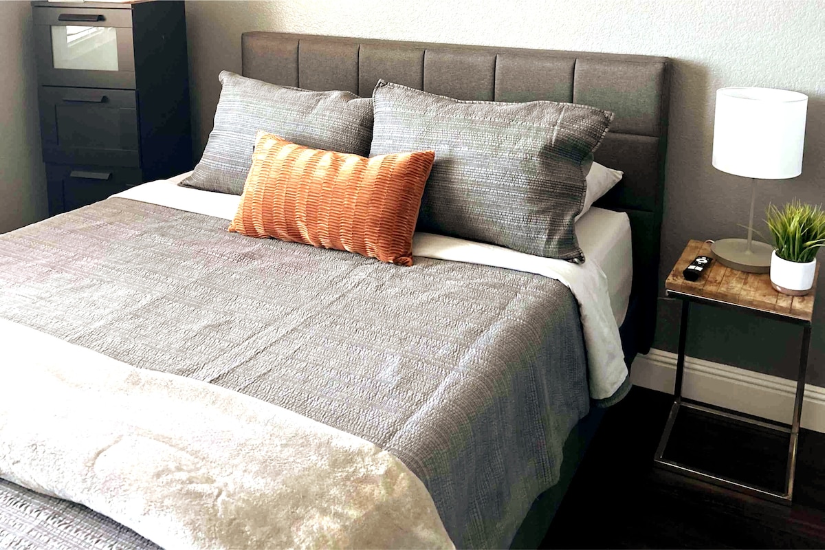 Experimenta el lujo con una cama tamaño queen de primera calidad, un exuberante colchón y ropa de cama de primer nivel. Disfruta de SmartTV 