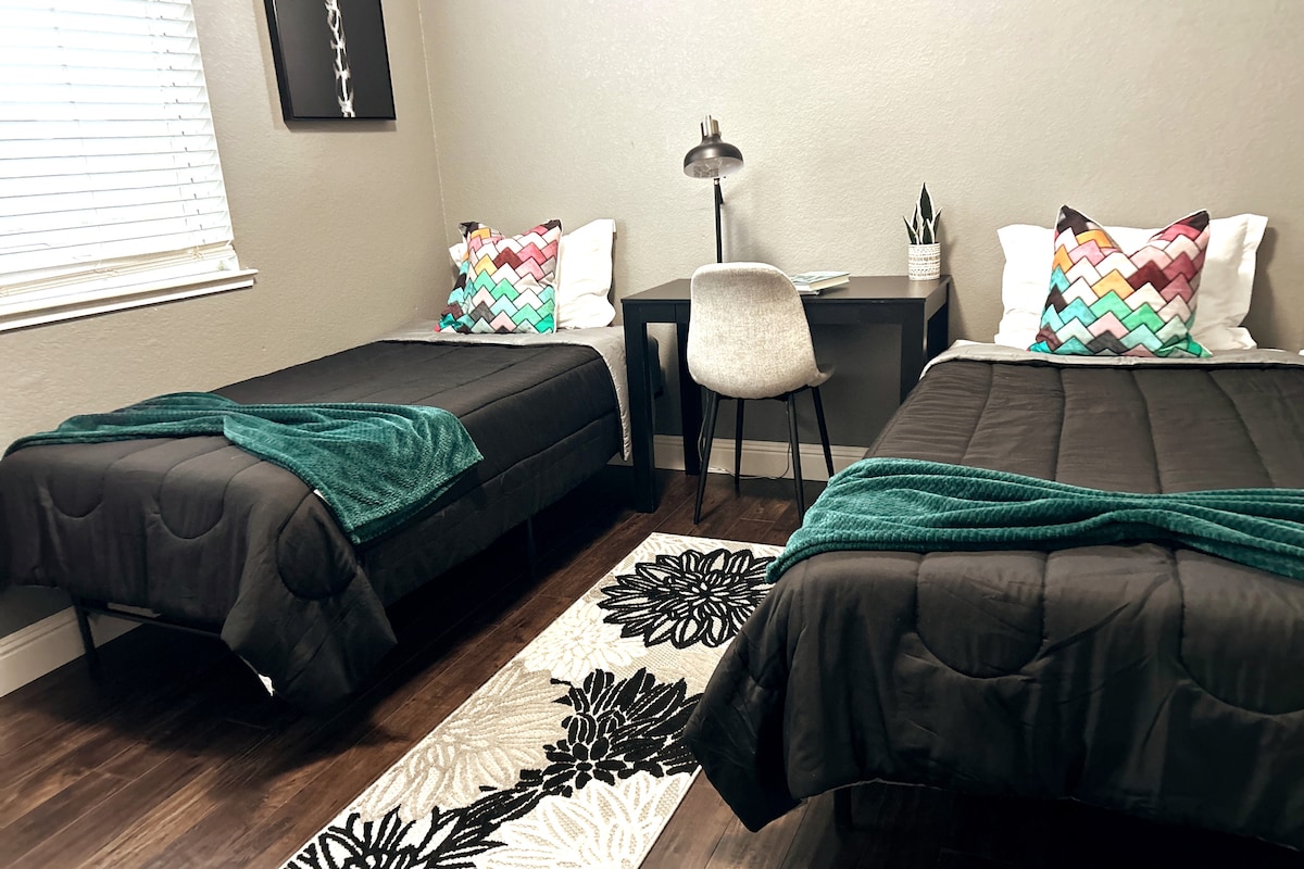 Experimenta el lujo con una cama premium, camas individuales con colchón de felpa y ropa de cama de primer nivel.  