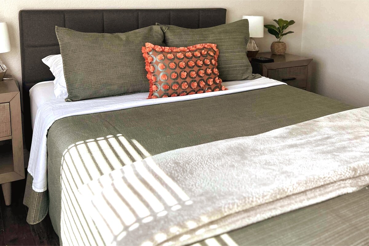 Experimenta el lujo con una cama tamaño queen premium, un exuberante colchón y ropa de cama de primer nivel. 