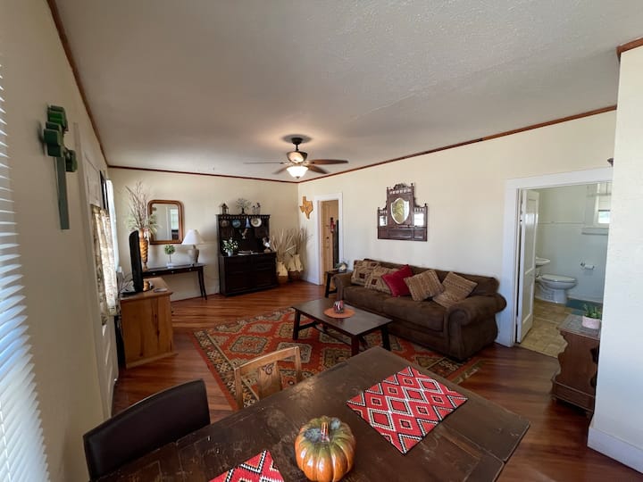 Carriage Inn – Bandera | Sleeps 25 & Close To Main - Bandera, TX