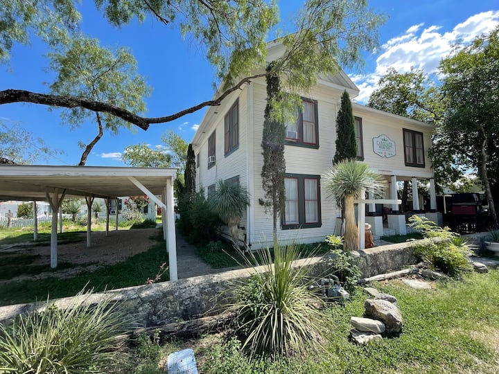 Carriage Inn – Bandera | Sleeps 25 & Close To Main - Bandera, TX