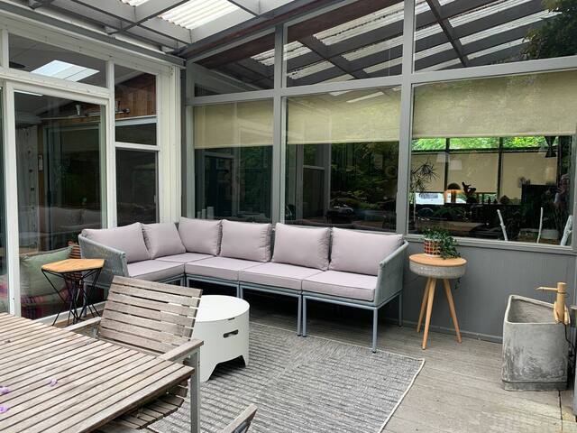 Sunny Mid century 3 bedroom home gallery image 3