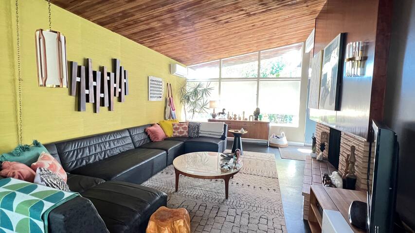 Long Term Architectural SW Hills 3bed 2 bath gallery image 2