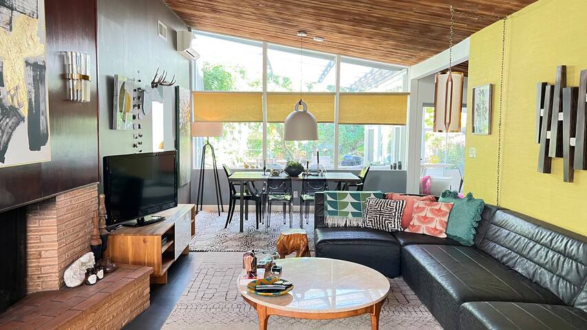 Sunny Mid century 3 bedroom home gallery image 2