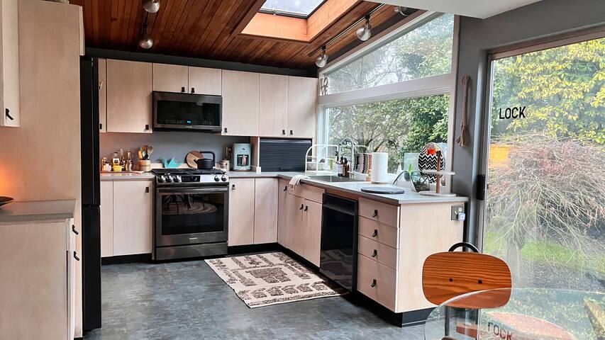 Sunny Mid century 3 bedroom home gallery image 5