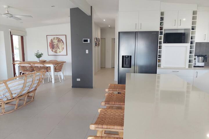 Fresh and light 3 bedroom beachhouse with a pool. gallery image 2