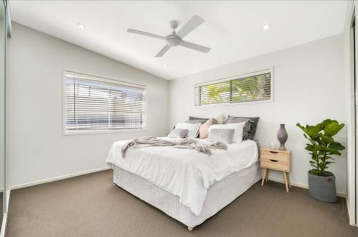 Fresh and light 3 bedroom beachhouse with a pool. gallery image 4